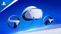 Službena Sonyjeva fotografija PlayStation VR2 seta — bijeli headset u sredini i dva Sense kontrolera sa strane, na plavoj pozadini s PlayStation logom