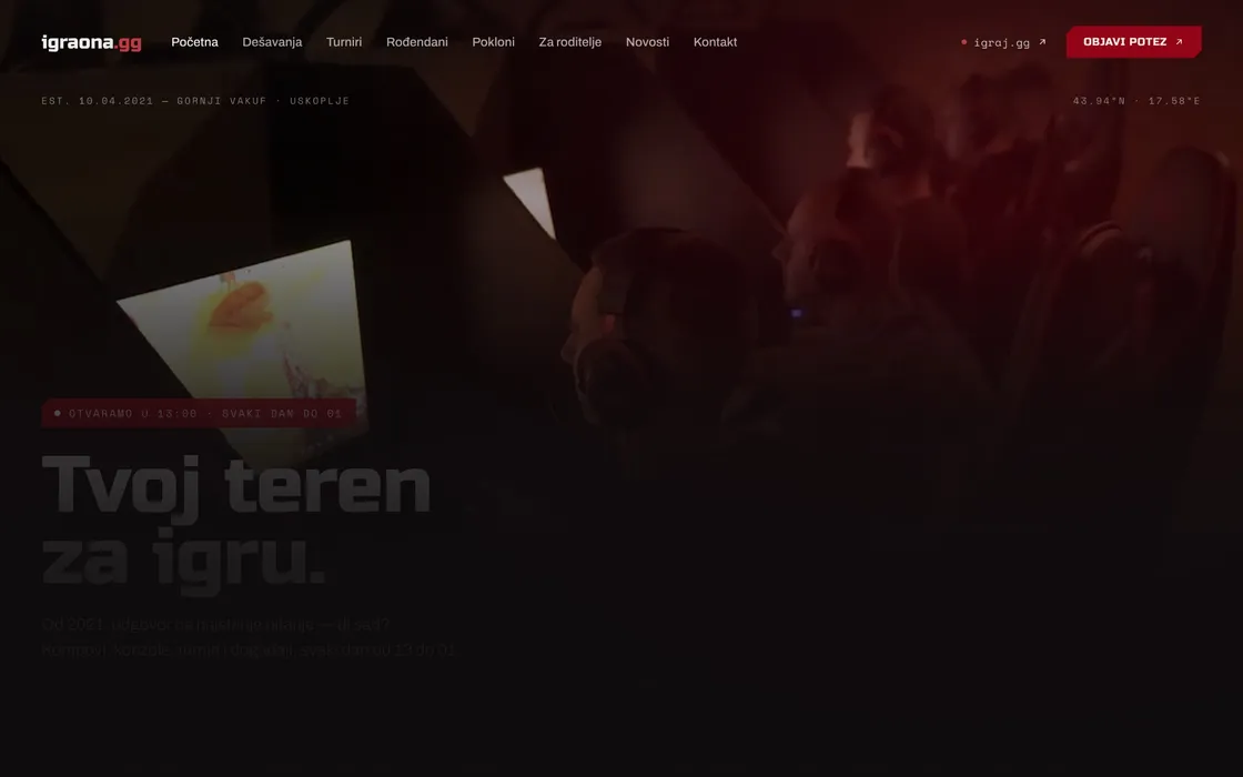 Snimak nove igraona.gg početne stranice — tamna naslovna s natpisom „Tvoj teren za igru.“, crvenom oznakom radnog vremena i trakom s podacima o klubu na dnu