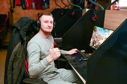 Dugi red kompova uz zid sale, monitori upaljeni